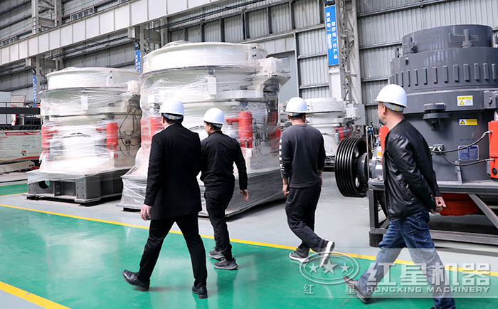 客戶(hù)參觀(guān)圓錐式破碎機(jī)