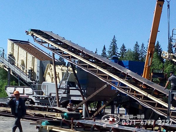 移動(dòng)式煤矸石破碎機(jī)現(xiàn)場(chǎng)圖 移動(dòng)式煤矸石破碎機(jī)現(xiàn)場(chǎng)圖