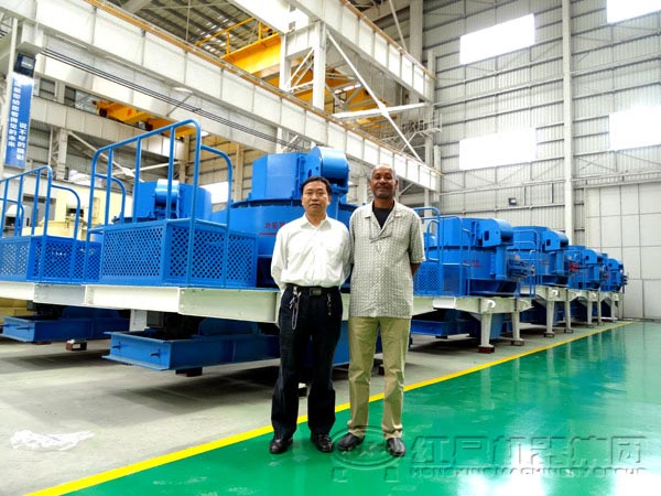 制砂機車間客戶合影