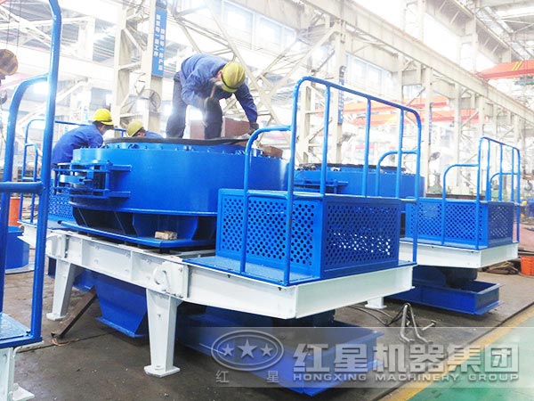 工人正在制造鵝卵石制沙設備 工人正在制造鵝卵石制沙設備