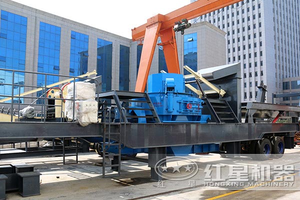 新型移動式破碎機工作現(xiàn)場圖 新型移動式破碎機工作現(xiàn)場圖