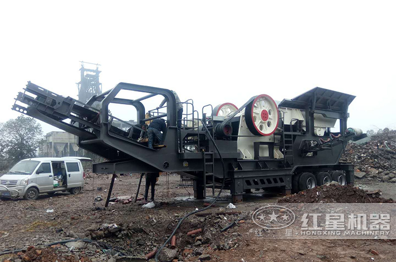 移動顎式破碎機現(xiàn)場 移動顎式破碎機現(xiàn)場