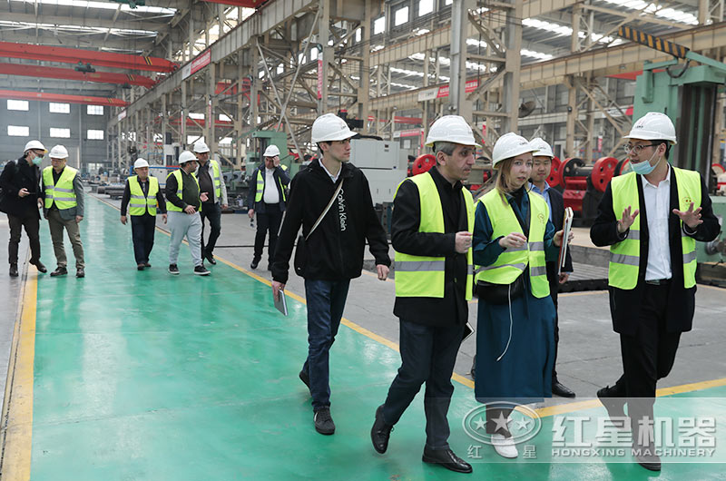客戶一行來廠考察破碎機設備 客戶一行來廠考察破碎機設備