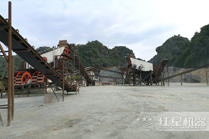 生產(chǎn)機(jī)制砂的現(xiàn)場 生產(chǎn)機(jī)制砂的現(xiàn)場