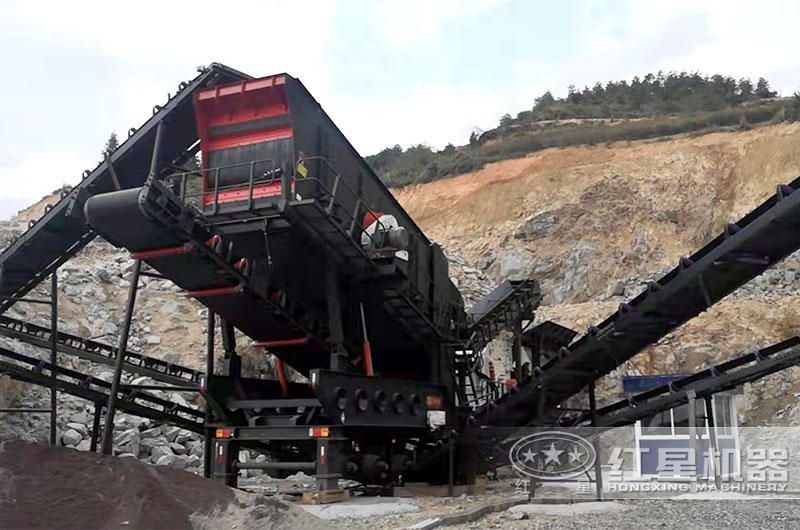 移動(dòng)式破碎機(jī)現(xiàn)場 移動(dòng)式破碎機(jī)現(xiàn)場