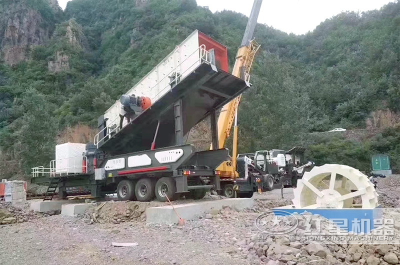 打土建基礎(chǔ)的移動破碎機現(xiàn)場 打土建基礎(chǔ)的移動破碎機現(xiàn)場