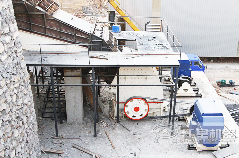 重錘式破碎機(jī)工作現(xiàn)場 重錘式破碎機(jī)工作現(xiàn)場