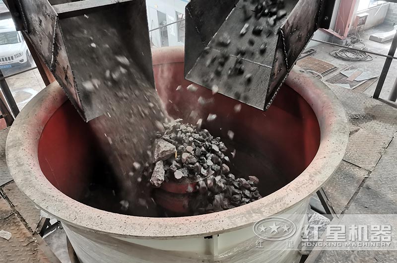 破碎機(jī)進(jìn)料實(shí)拍 破碎機(jī)進(jìn)料實(shí)拍