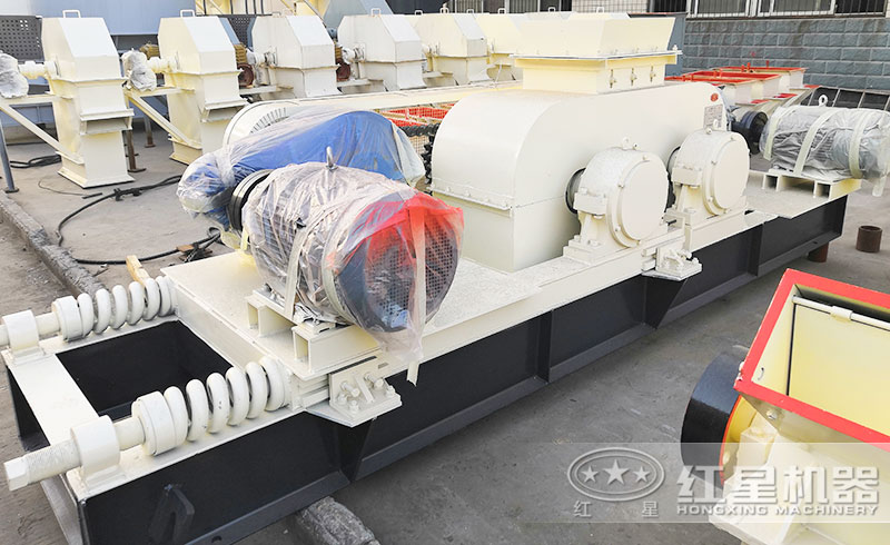 硅鐵對(duì)輥破碎機(jī)現(xiàn)場實(shí)拍