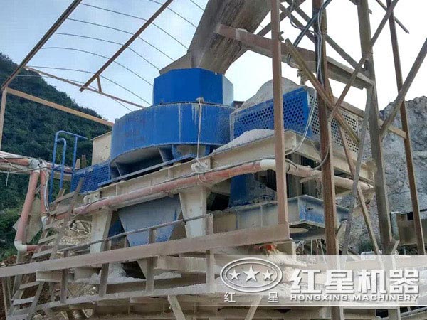 青石制砂現(xiàn)場(chǎng) 青石制砂現(xiàn)場(chǎng)