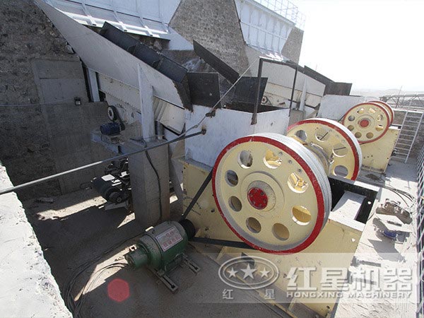 顎式破碎機現(xiàn)場 顎式破碎機現(xiàn)場