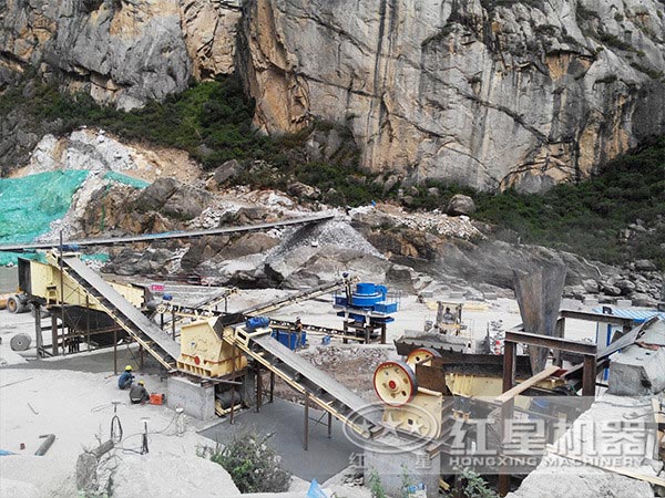 河卵石制砂現(xiàn)場 河卵石制砂現(xiàn)場