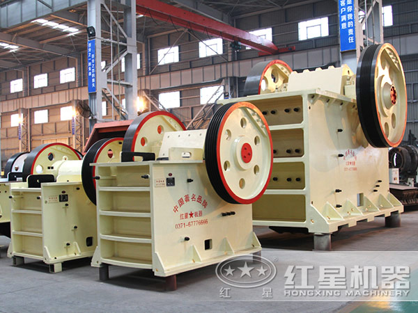 細(xì)碎鄂式破碎機(jī)不同規(guī)格呈現(xiàn) 細(xì)碎鄂式破碎機(jī)不同規(guī)格呈現(xiàn)