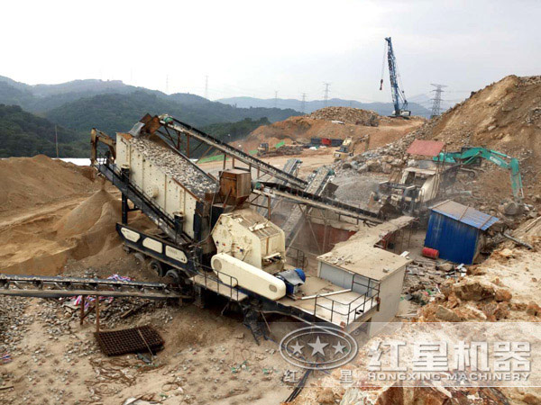 移動(dòng)破碎站作業(yè)現(xiàn)場—效率高 移動(dòng)破碎站作業(yè)現(xiàn)場—效率高