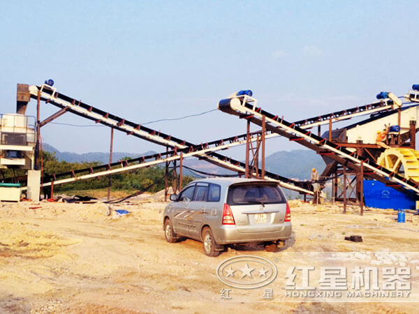 制砂生產(chǎn)現(xiàn)場(chǎng) 制砂生產(chǎn)現(xiàn)場(chǎng)