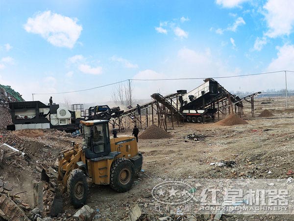 車載流動(dòng)磕石機(jī)破碎現(xiàn)場(chǎng) 車載流動(dòng)磕石機(jī)破碎現(xiàn)場(chǎng)