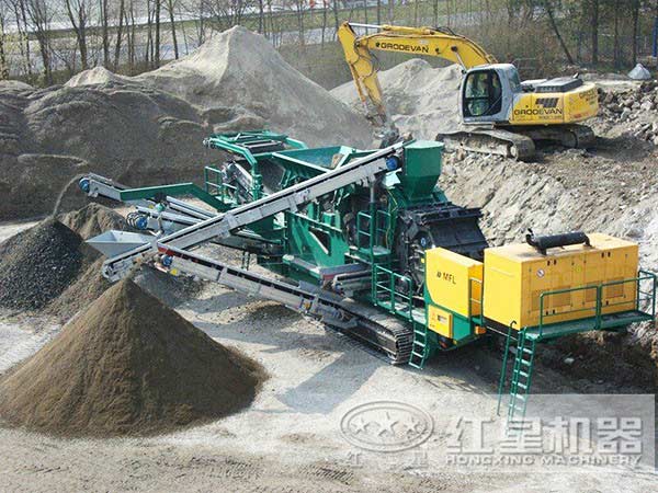 青石移動(dòng)破碎站生產(chǎn)現(xiàn)場(chǎng)圖 青石移動(dòng)破碎站生產(chǎn)現(xiàn)場(chǎng)圖