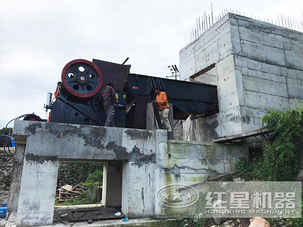 石膏顎式破碎機(jī)現(xiàn)場(chǎng)圖 石膏顎式破碎機(jī)現(xiàn)場(chǎng)圖