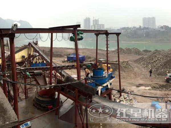 鵝卵石制砂現(xiàn)場(chǎng) 鵝卵石制砂現(xiàn)場(chǎng)