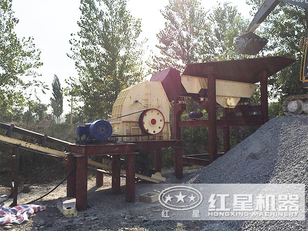 時(shí)產(chǎn)600噸的錘式破碎機(jī)生產(chǎn)現(xiàn)場(chǎng) 時(shí)產(chǎn)600噸的錘式破碎機(jī)生產(chǎn)現(xiàn)場(chǎng)