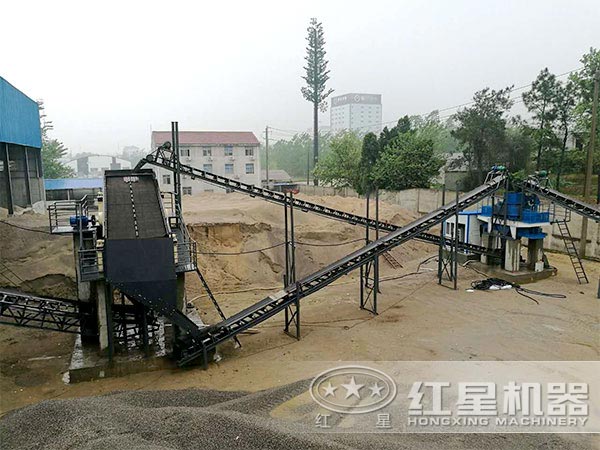 花崗巖制砂現(xiàn)場 花崗巖制砂現(xiàn)場