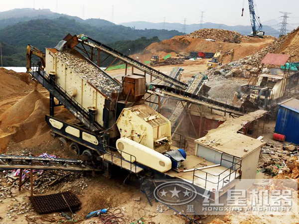 車載流動(dòng)石頭碎石機(jī)破碎現(xiàn)場(chǎng) 車載流動(dòng)石頭碎石機(jī)破碎現(xiàn)場(chǎng)