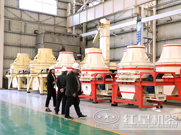 客戶參觀河卵石制沙機(jī) 客戶參觀河卵石制沙機(jī)