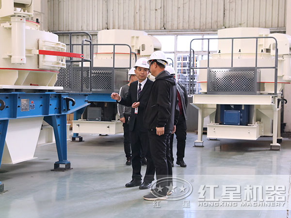 客戶參觀硅石制砂機(jī) 客戶參觀硅石制砂機(jī)