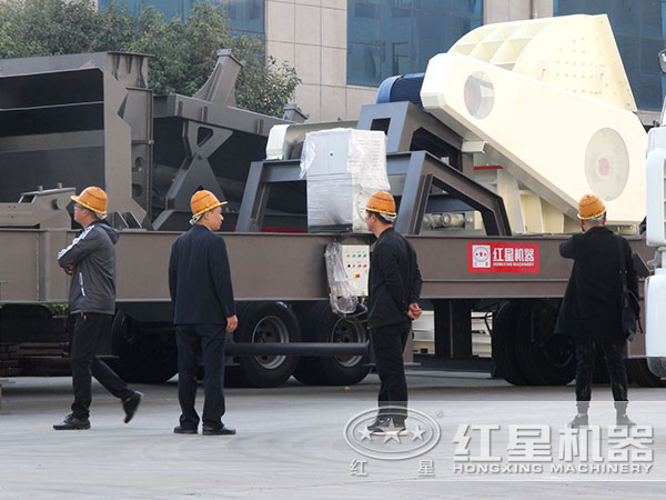 用戶來廠參觀試機(jī)移動(dòng)式破碎站 用戶來廠參觀試機(jī)移動(dòng)式破碎站