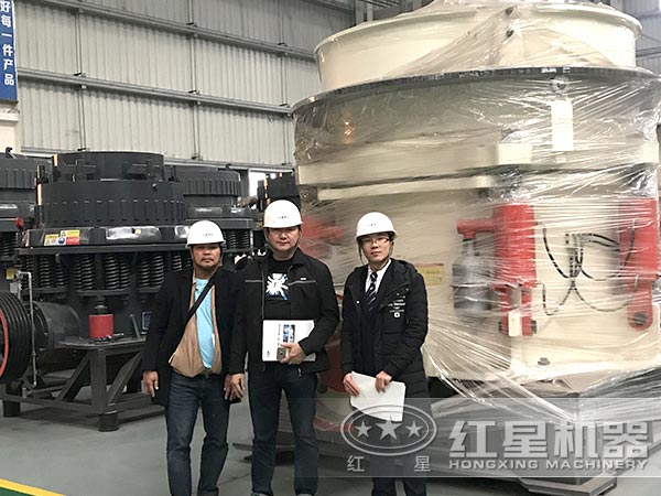 用戶參觀2200花崗巖圓錐破碎機(jī) 用戶參觀2200花崗巖圓錐破碎機(jī)