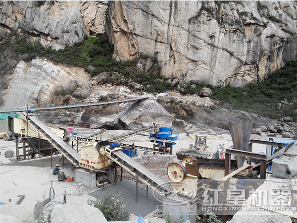 日產(chǎn)一千噸的石頭制砂現(xiàn)場 日產(chǎn)一千噸的石頭制砂現(xiàn)場