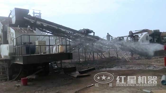 流動煤炭破碎機作業(yè)現場安裝噴灑裝置