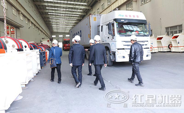 用戶來廠參觀試機環(huán)保型石頭破碎機 用戶來廠參觀試機環(huán)保型石頭破碎機