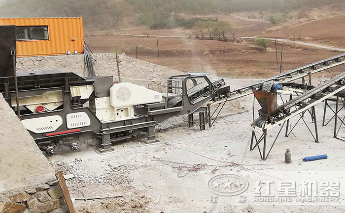 輪胎顎式移動破碎站現場 輪胎顎式移動破碎站現場