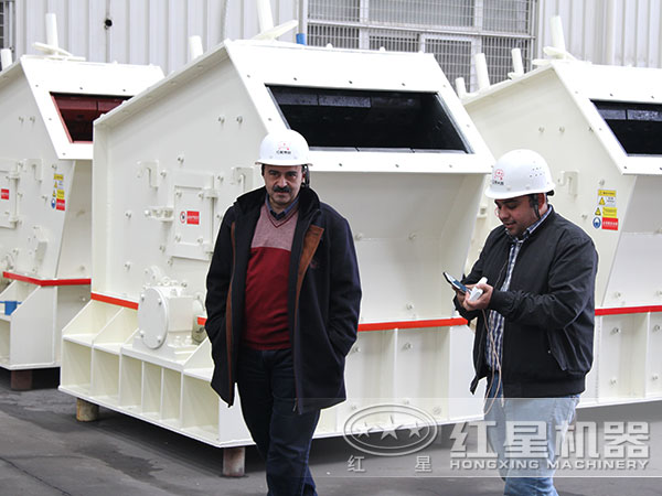 用戶(hù)來(lái)廠(chǎng)參觀(guān)試機(jī)反擊式粉碎機(jī)