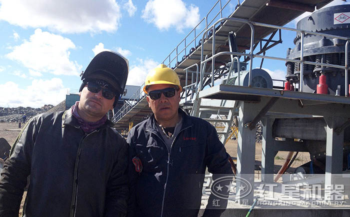 紅星工作人員到現(xiàn)場指導(dǎo)客戶安裝并試運(yùn)行-合照 紅星工作人員到現(xiàn)場指導(dǎo)客戶安裝并試運(yùn)行-合照