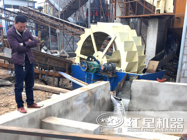 洗砂機(jī)作業(yè)現(xiàn)場(chǎng) 洗砂機(jī)作業(yè)現(xiàn)場(chǎng)