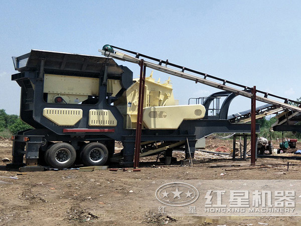 移動(dòng)反擊式破碎站作業(yè)現(xiàn)場 移動(dòng)反擊式破碎站作業(yè)現(xiàn)場