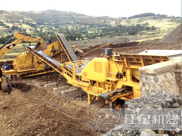 輪式流動砂石破碎機(jī)作業(yè)現(xiàn)場 輪式流動砂石破碎機(jī)作業(yè)現(xiàn)場