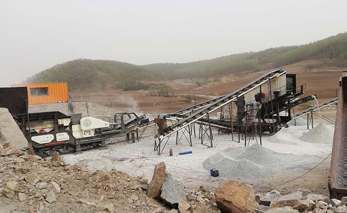 青石移動石子碎石機現場作業(yè)圖 青石移動石子碎石機現場作業(yè)圖