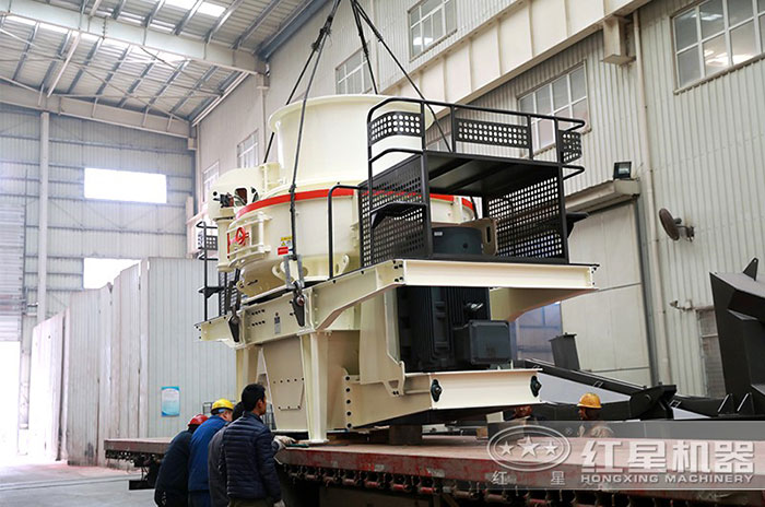 山石制砂機(jī)裝車準(zhǔn)備發(fā)貨 山石制砂機(jī)裝車準(zhǔn)備發(fā)貨