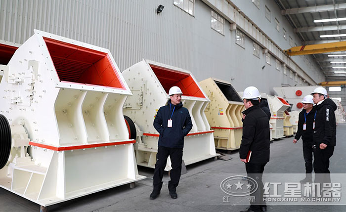 客戶來廠咨詢新型號石灰石錘式破碎機(jī) 客戶來廠咨詢新型號石灰石錘式破碎機(jī)