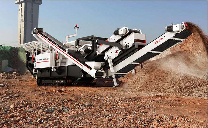 小型建筑廢料渣土粉碎機(jī)現(xiàn)場作業(yè) 小型建筑廢料渣土粉碎機(jī)現(xiàn)場作業(yè)