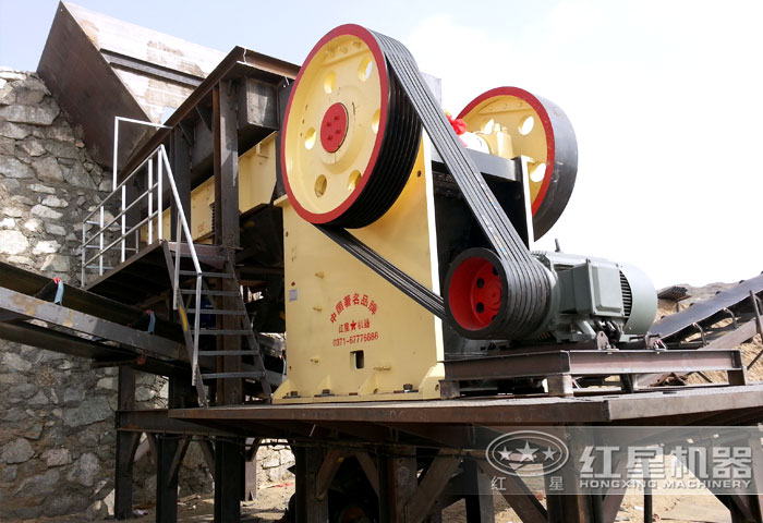 小型顎式咬石機(jī)工作現(xiàn)場(chǎng) 小型顎式咬石機(jī)工作現(xiàn)場(chǎng)