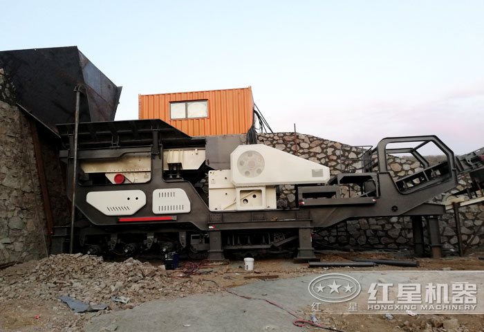 紅星移動(dòng)打石機(jī)破碎機(jī)作業(yè)現(xiàn)場