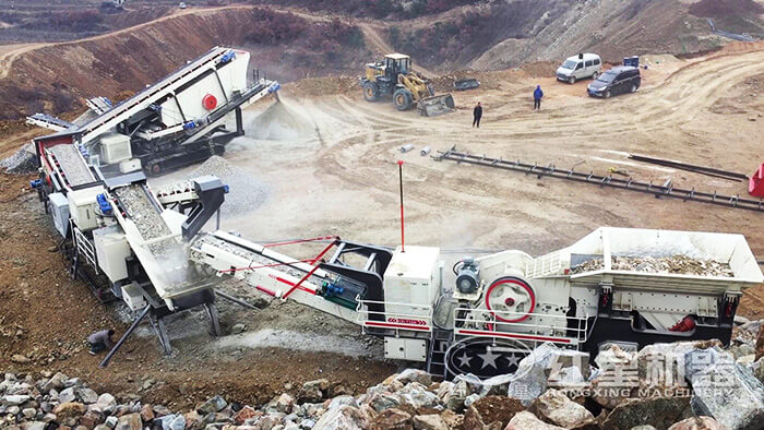 履帶式移動(dòng)打石機(jī)多機(jī)聯(lián)合作業(yè)現(xiàn)場