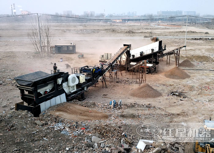 移動(dòng)式破碎機(jī)生產(chǎn)作業(yè)現(xiàn)場(chǎng) 移動(dòng)式破碎機(jī)生產(chǎn)作業(yè)現(xiàn)場(chǎng)