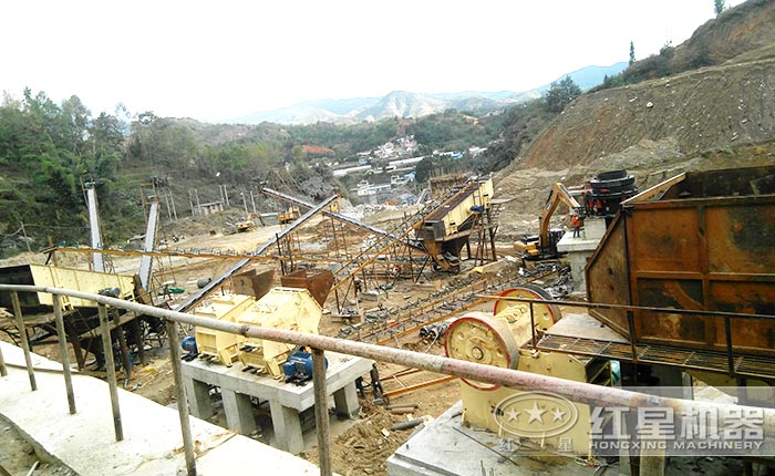 固定式破碎機(jī)生產(chǎn)作業(yè)現(xiàn)場(chǎng) 固定式破碎機(jī)生產(chǎn)作業(yè)現(xiàn)場(chǎng)