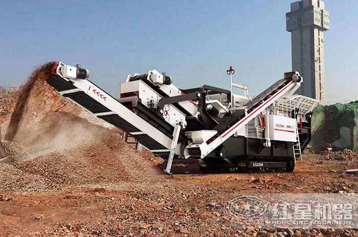 履帶式移動(dòng)破碎機(jī)處理建筑垃圾現(xiàn)場