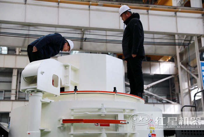 風(fēng)化石制砂機(jī)廠家—用戶來廠了解設(shè)備詳情